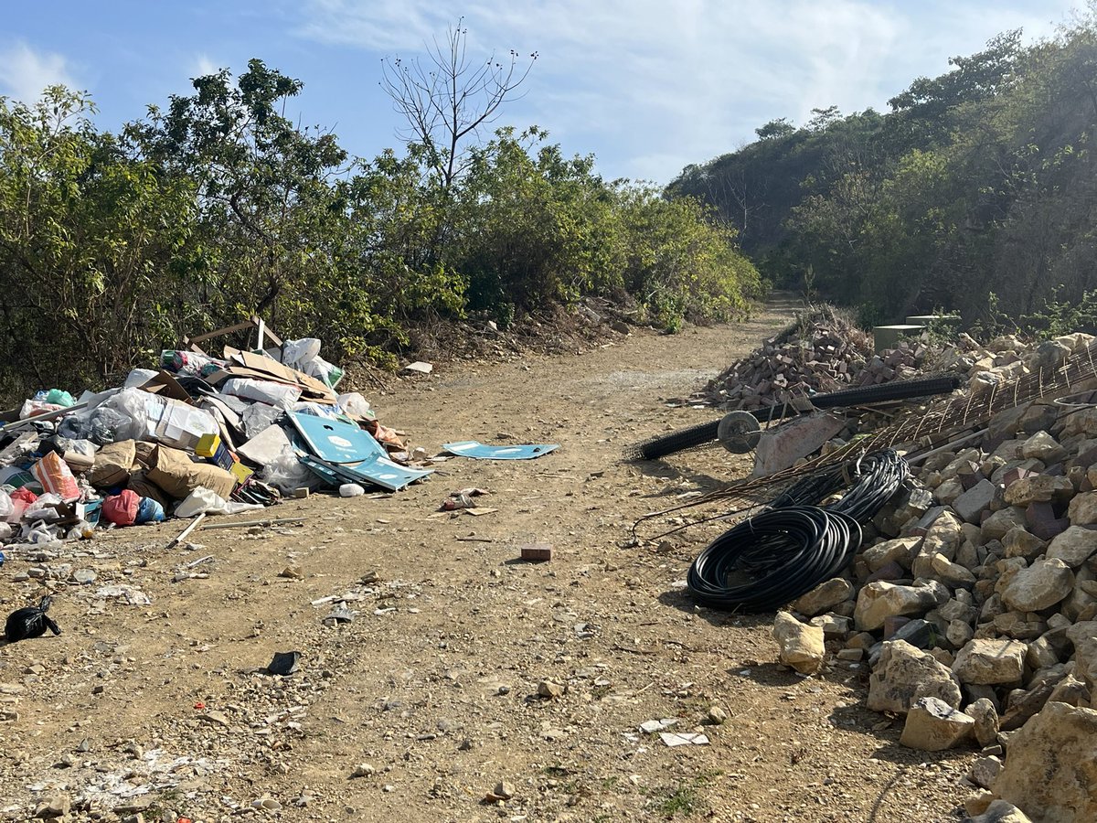 robertoxavier's tweet photo. Es una pena como el cerro detrás de Bosques de la Costa se ha convertido en un basurero de residuos de materiales de construcción. Quién se responsabiliza por este daño ecológico? Qué inspecciones realiza la autoridad competente? https://t.co/jAMXsSjvM6
