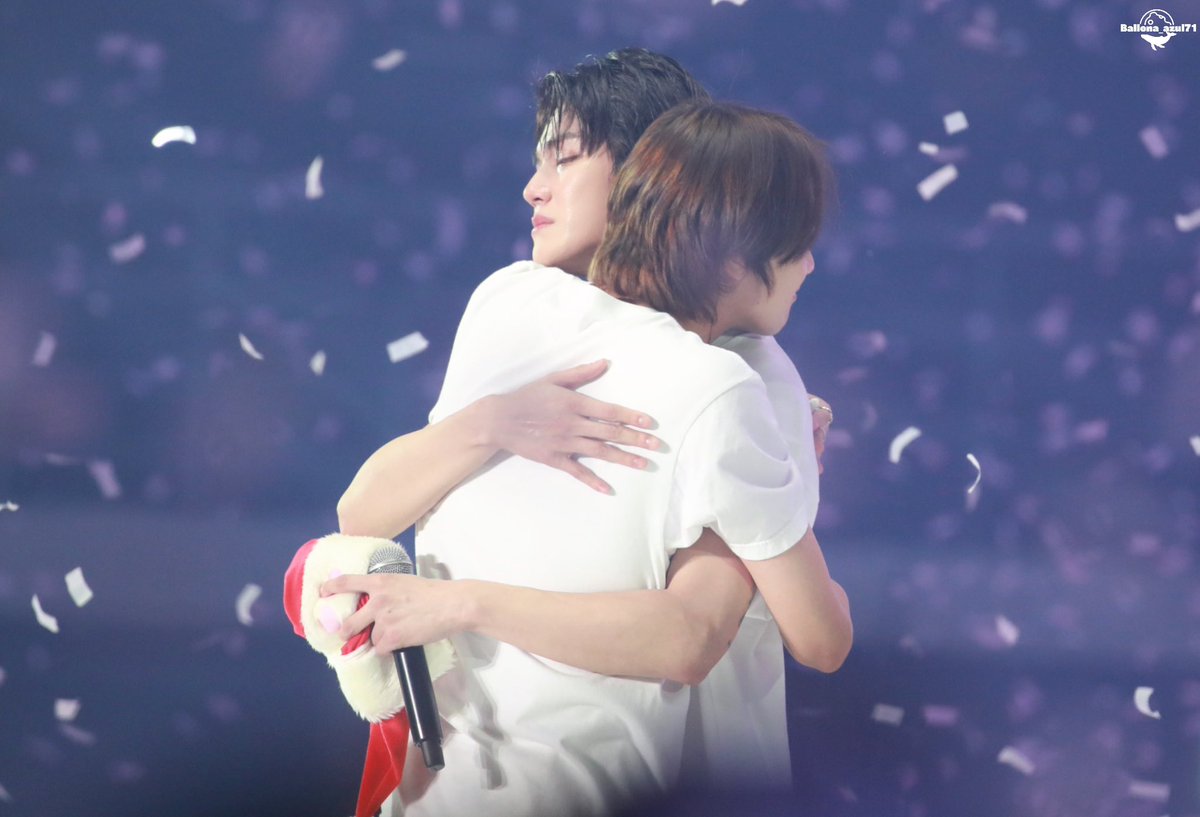 haechan and doyoung hugging taeyong 🌹🐰🐻