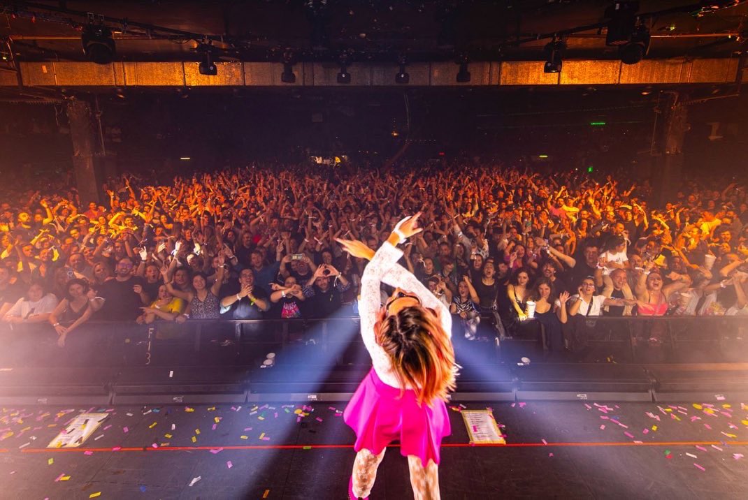 elyellamusic's tweet photo. GRACIAS, así, en mayúsculas, una y un millón de veces.
No hay palabras para describir lo que se genera cada año en La Riviera pero es lo que lo de ayer fue ….Madre Mía🥹🥹 
📸: @nabscab 
Vídeo3: @figuersja https://t.co/SlqWMUjaSX