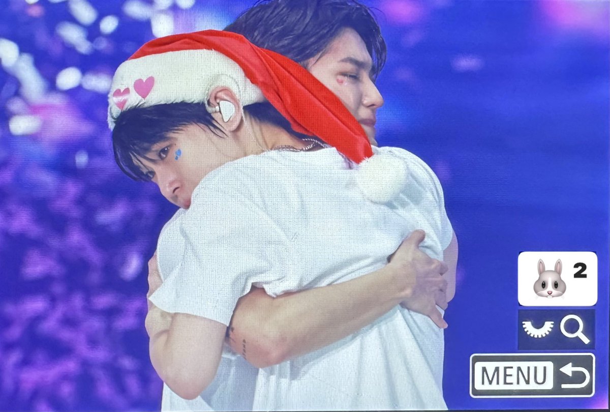 ddoingxo's tweet photo. look this moment is too heartbreaking wtfk https://t.co/Qa2IFIy7kv