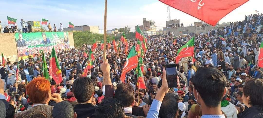 KhalilUrRahmanB's tweet photo. کرک کے عوام نے ریاستی جبر ظلم کے خلاف کہڑے ہو کر خوف کے بت توڑ دئیے https://t.co/FSkheYZR2G