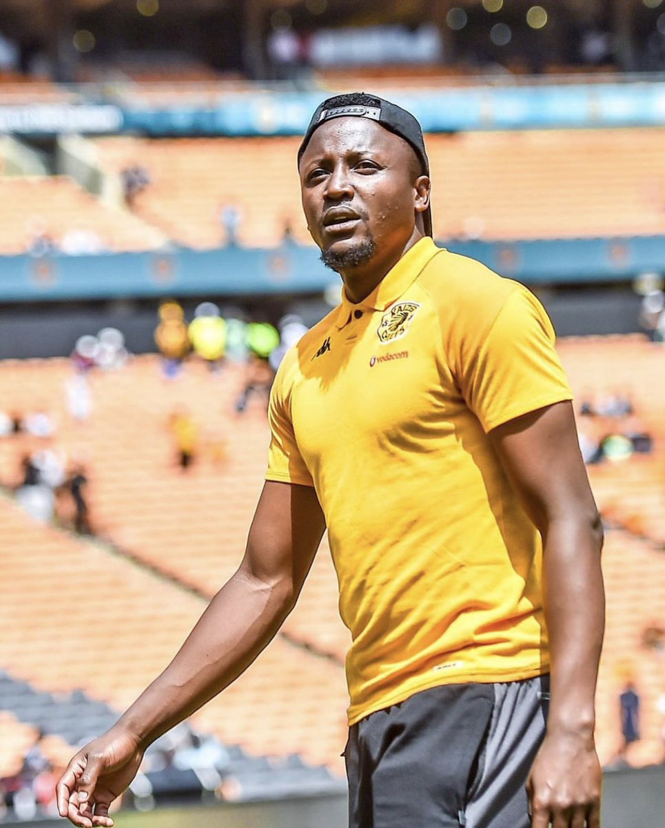 Cellular_jnr's tweet photo. Good to see Bruce Bvuma back in the line-up for Kaizer Chiefs… Hopefully he’ll take the opportunity with both hands. A true Khosi 4 Life! 💛✌🏿 https://t.co/FsH2afd1rL
