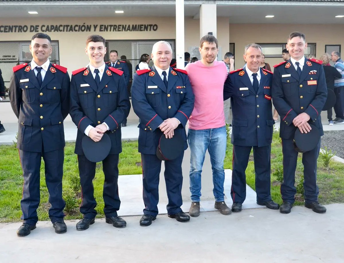CestariTolvas's tweet image. Estuvimos presentes en la inauguración del Centro de Capacitación y Entrenamiento de los Bomberos Voluntarios de Colón, Bs. As. Estuvimos con "nuestros" Bomberos, quiénes son parte de la familia #Cestari . Agradecemos a @bomberoscolonba por el reconocimiento ❤️. 
#SomosCestari