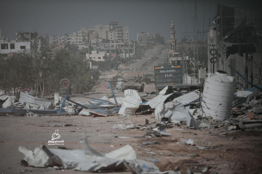 Photos documenting the deployment of Israeli vehicles and snipers on the outskirts of Gaza City from the southern side, amid the displacement of civilians from the northern areas. #Gaza_Genocide #16thOctoberGroup