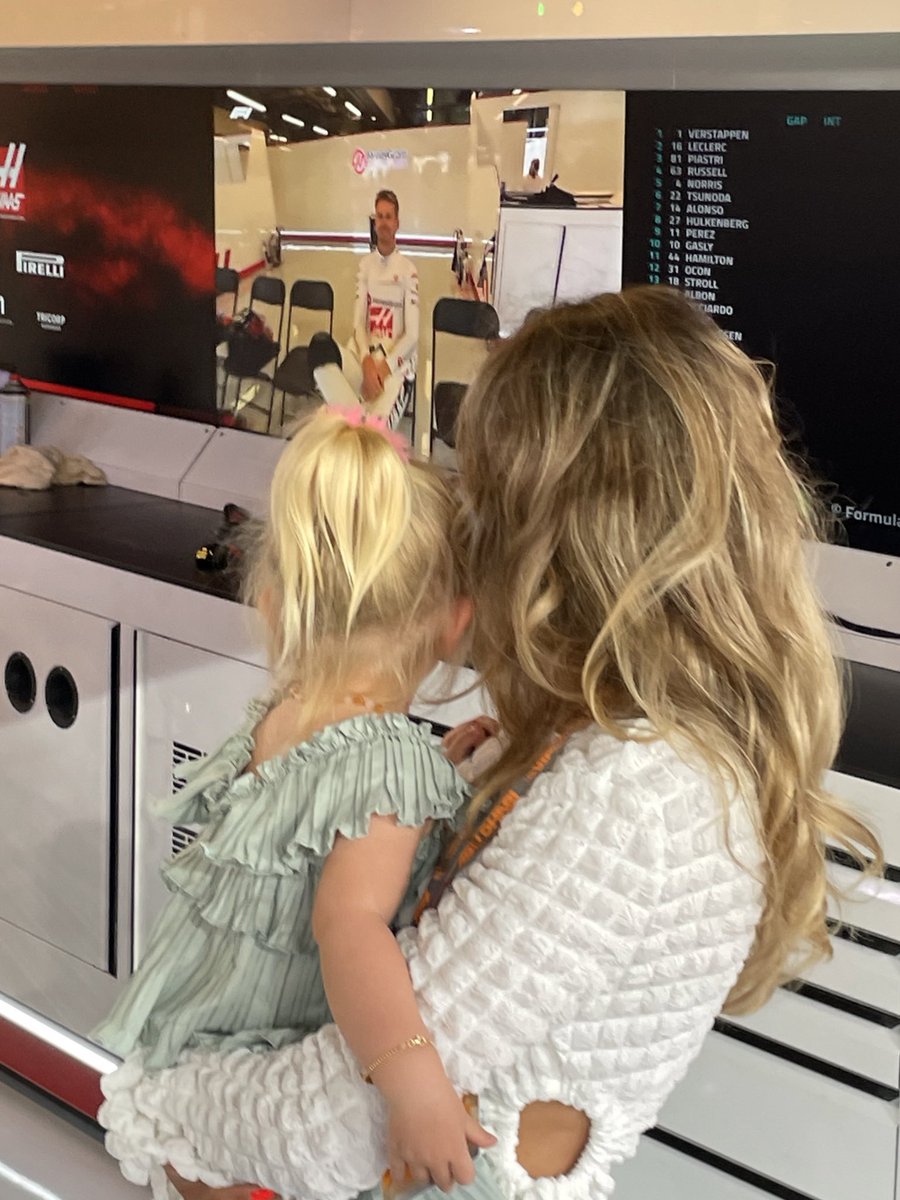 Hey look, it’s daddy on TV! 

#HaasF1 #AbuDhabiGP