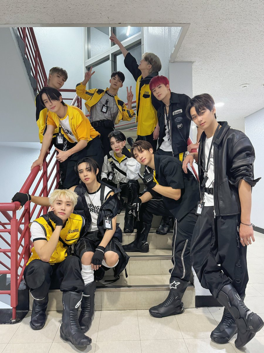 IST_THEBOYZ's tweet photo. [📸] 더보이즈 인기가요 무대 완료⚠️ 항상 더보이즈에게 뜨거운 사랑과 응원을 보내 주시는 더비 덕분에 오늘도 더보이즈는 행복 가득☺️ 더비 항상 고맙고 사랑해요❣️ 우리 앞으로도 함께 달려 봐요❤️‍🔥

#THEBOYZ #더보이즈 #PHANTASY #WATCH_IT https://t.co/hvWZ0whnl6