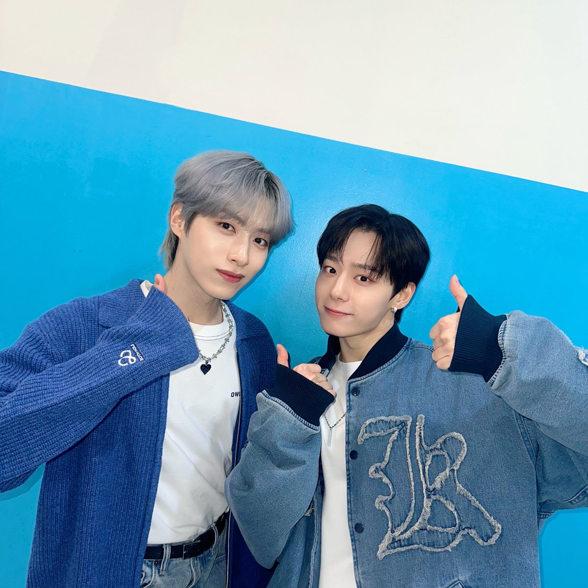 official_ONEUS's tweet photo. [#환웅 #시온]

오늘은? 🙌경청하는 날🙌

잠시 후 10시 EBS 경청 유튜브 채널과
EBS 반디 앱에서 생방송으로
진행되오니 웅숀디와 함께 포근한 
일요일 밤 보내러 레츠꼬💓💜

🎧 https://t.co/WI3XH0jy4q

#원어스 #ONEUS #경청 https://t.co/uE7m759NTQ