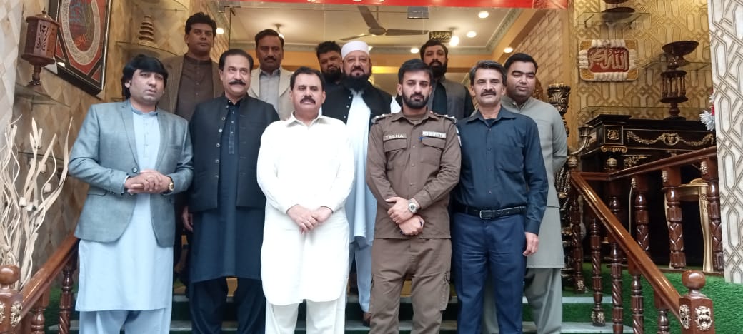 DspSdpocitycht's tweet photo. بروز اتوار گورنمنٹ SOPپر عمل درآمد کرواتے ہوئے جناب ڈی ایس پی سٹی سرکل سجاد حسین کی انجمن تاجران کے صدر سے میٹنگ اور متعدد دوکانیں بند بھی کروائی ۔ https://t.co/cpk4uNvZOK