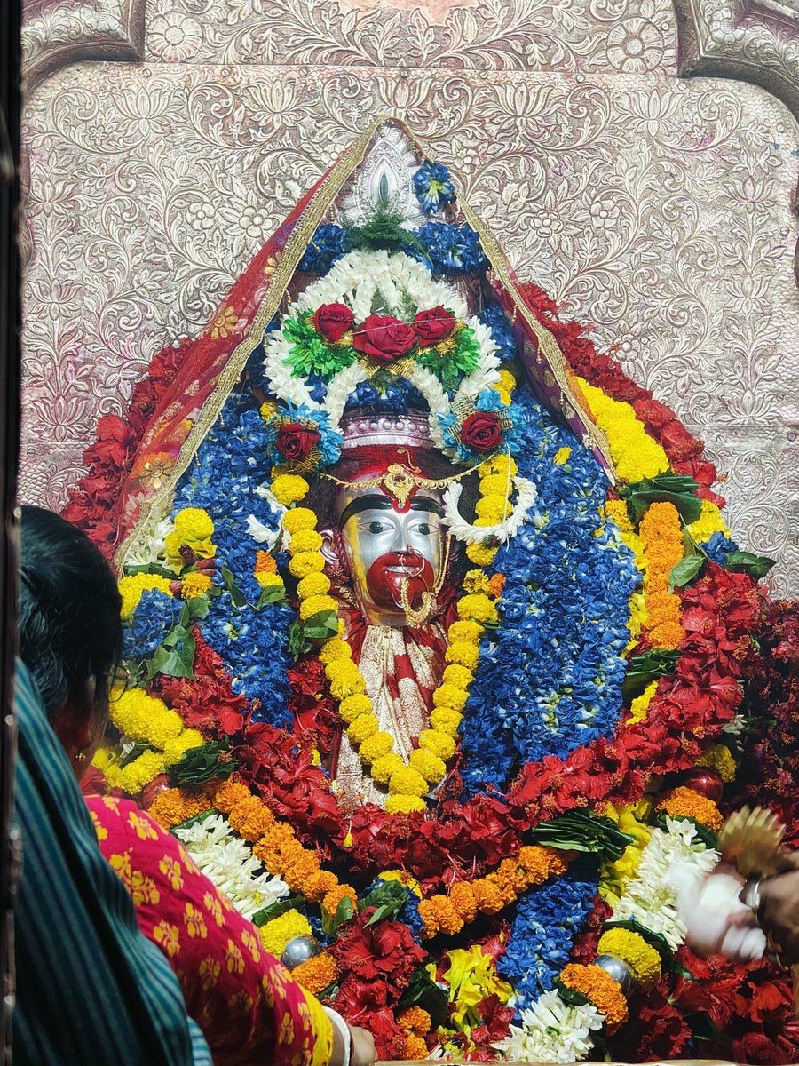 JaiMaaTarapith's tweet photo. ```Jai Maa Tara``` 🌺
Today Darsan 26/11/2023
আজ সন্ধ্যা আরতির সময় ফুলের সাজে মা🌺❤️
#tarapitharitrapanda 
#aritrapanda 
#Tarapith 
#tarapithofficial 
#tarapithliveexclusivevideos https://t.co/S209XuqqXf