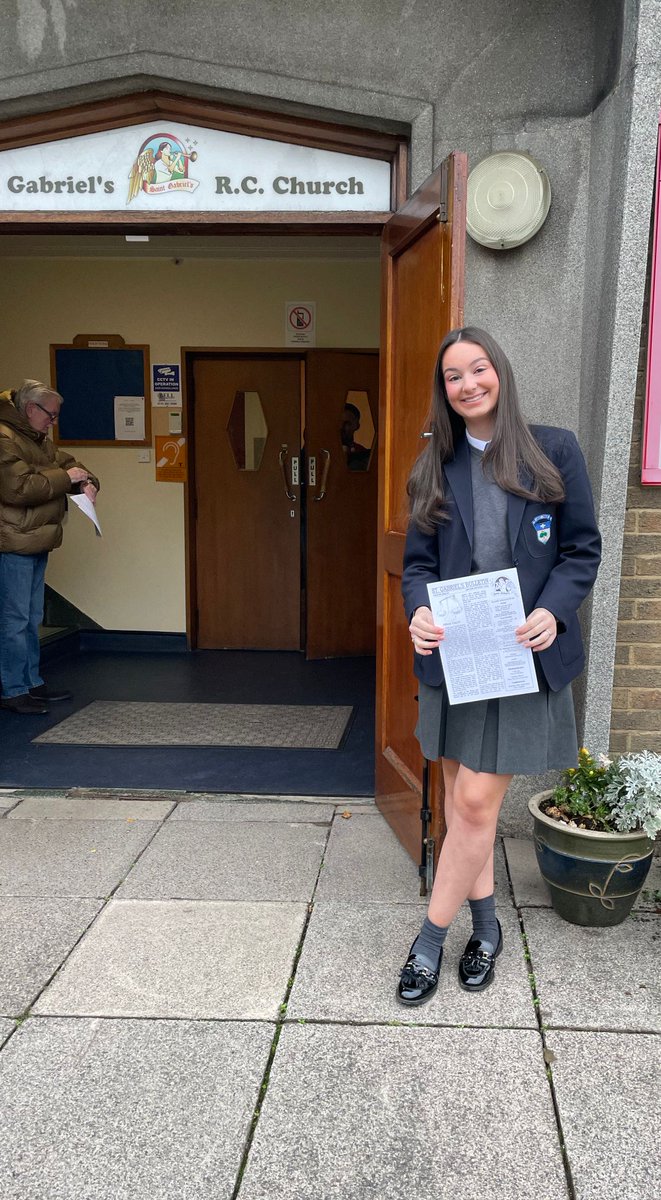 Thanks to Francesca and Mrs Byrne for representing @HolyroodSec at St Gabriels Parish this morning. #catholiceducationweek #hocvince