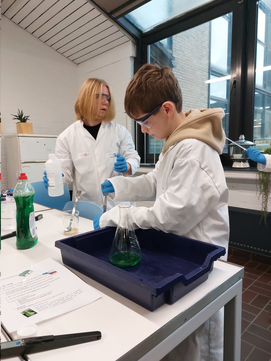 rob_televisie's tweet image. Middelbare school De Prins in #Diest organiseert 13 activiteiten voor Dag van de Wetenschap (#DVDW). Alles komt aan bod, van natuurwetenschappen en chemie tot programmeren en drones besturen. #robtv #robnieuws