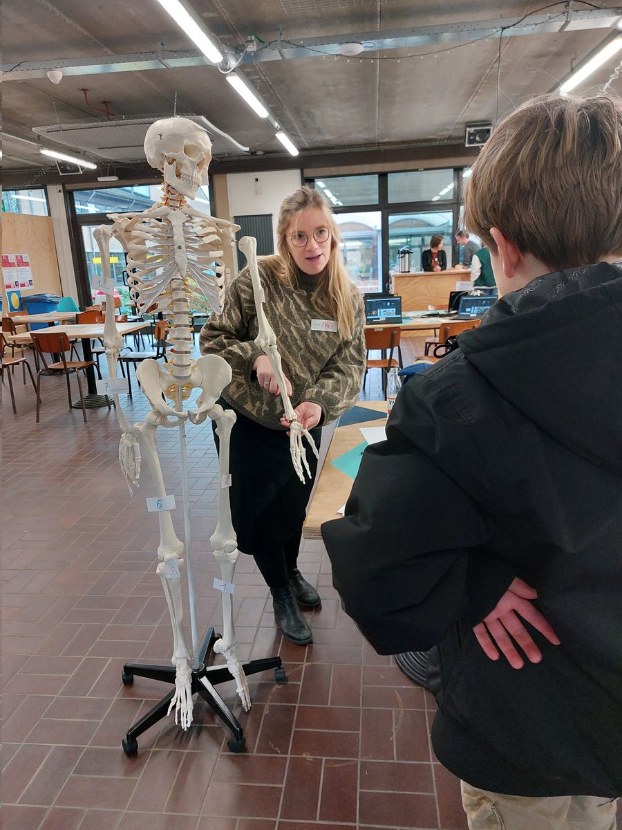 rob_televisie's tweet image. Middelbare school De Prins in #Diest organiseert 13 activiteiten voor Dag van de Wetenschap (#DVDW). Alles komt aan bod, van natuurwetenschappen en chemie tot programmeren en drones besturen. #robtv #robnieuws