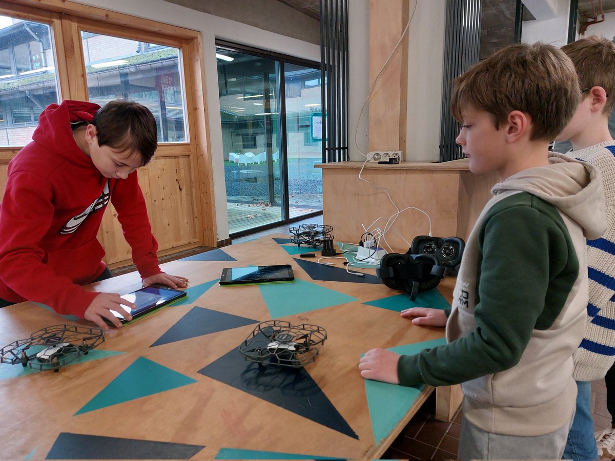 rob_televisie's tweet image. Middelbare school De Prins in #Diest organiseert 13 activiteiten voor Dag van de Wetenschap (#DVDW). Alles komt aan bod, van natuurwetenschappen en chemie tot programmeren en drones besturen. #robtv #robnieuws