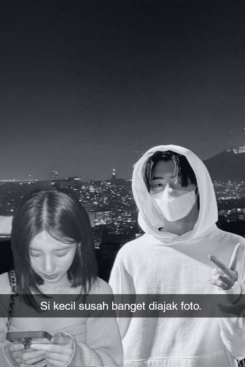 MangetsuArata's tweet photo. Potret setelah serumah lagi sama si kecil, Anka. Meski Anka ogah-ogahan diajak foto karena sibuk balas pesan 𝘤𝘳𝘶𝘴𝘩-nya yang nggak jelas itu. 

𝘛𝘩𝘢𝘯𝘬𝘴 𝘧𝘰𝘳 𝘴𝘶𝘳𝘷𝘪𝘷𝘪𝘯𝘨 𝘺𝘰𝘶𝘳 𝘵𝘩𝘳𝘦𝘦 𝘺𝘦𝘢𝘳𝘴, 𝘈𝘯𝘬𝘢. 

Tiga tahun terakhir ... berat, ya? https://t.co/MYdXFrTPKX