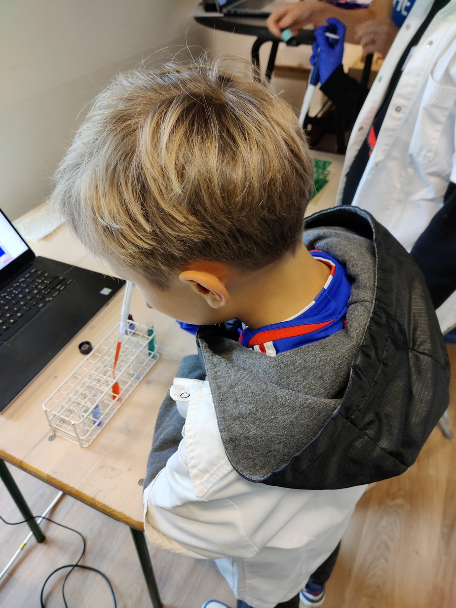 K_Vanthomme's tweet photo. Alweer een heel gevarieerd en leerrijk aanbod op deze #dagvandewetenschap. Dank aan @ugent_fge en @uzgent. https://t.co/8NGi0bnJQx