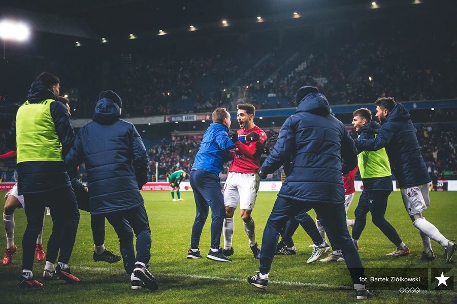 AngelBaenaPerez's tweet photo. What a night of emotions but the 3 points stay with us. Let’s go to the next game, team! 🦾🔵⚪️🔴
@WislaKrakowSA https://t.co/O28ArBo9aj
