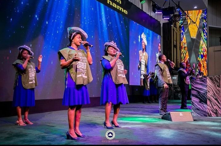 RCCGCityofDavid's tweet photo. When we lift our hands to God in worship, He lifts us higher above our challenges.
#VIZA leading us in worship at November #PlugIn
#CODSunriseService
#CODSunshineService
#DivineRestoration
#PlugInService
#TrinityTowers https://t.co/JyCWnzy1ij