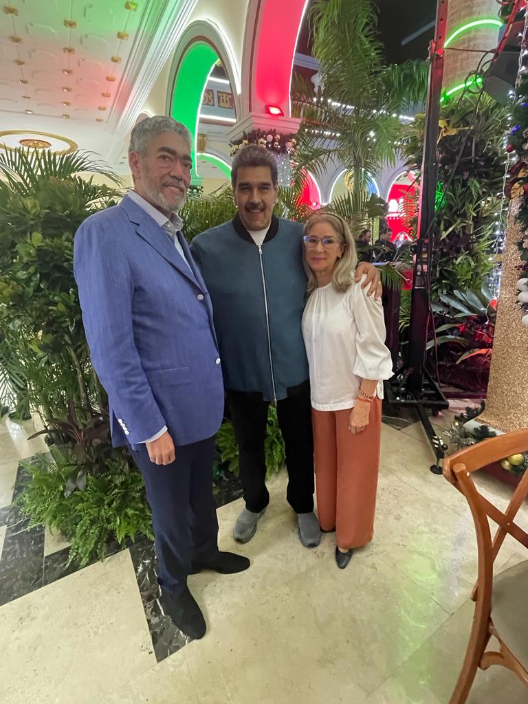 MIURD's tweet photo. 🎉 Celebrando el natalicio del camarada y amigo presidente Nicolás Maduro. 🇻🇪✨ En un ambiente navideño y fraterno, compartimos momentos especiales entre familiares y amigos en el Palacio de Miraflores. 

¡Visita nuestra web para ver más detalles! 👉(https://t.co/IQrPUWMcTi) https://t.co/6nmurshssT