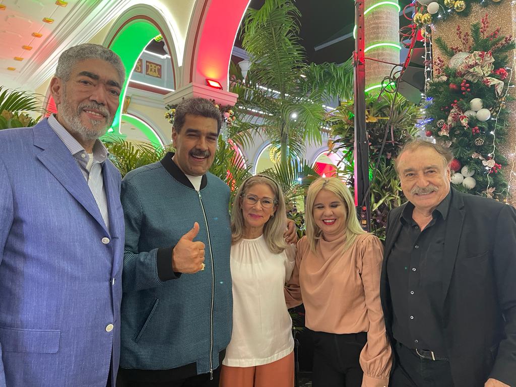 MIURD's tweet photo. 🎉 Celebrando el natalicio del camarada y amigo presidente Nicolás Maduro. 🇻🇪✨ En un ambiente navideño y fraterno, compartimos momentos especiales entre familiares y amigos en el Palacio de Miraflores. 

¡Visita nuestra web para ver más detalles! 👉(https://t.co/IQrPUWMcTi) https://t.co/6nmurshssT