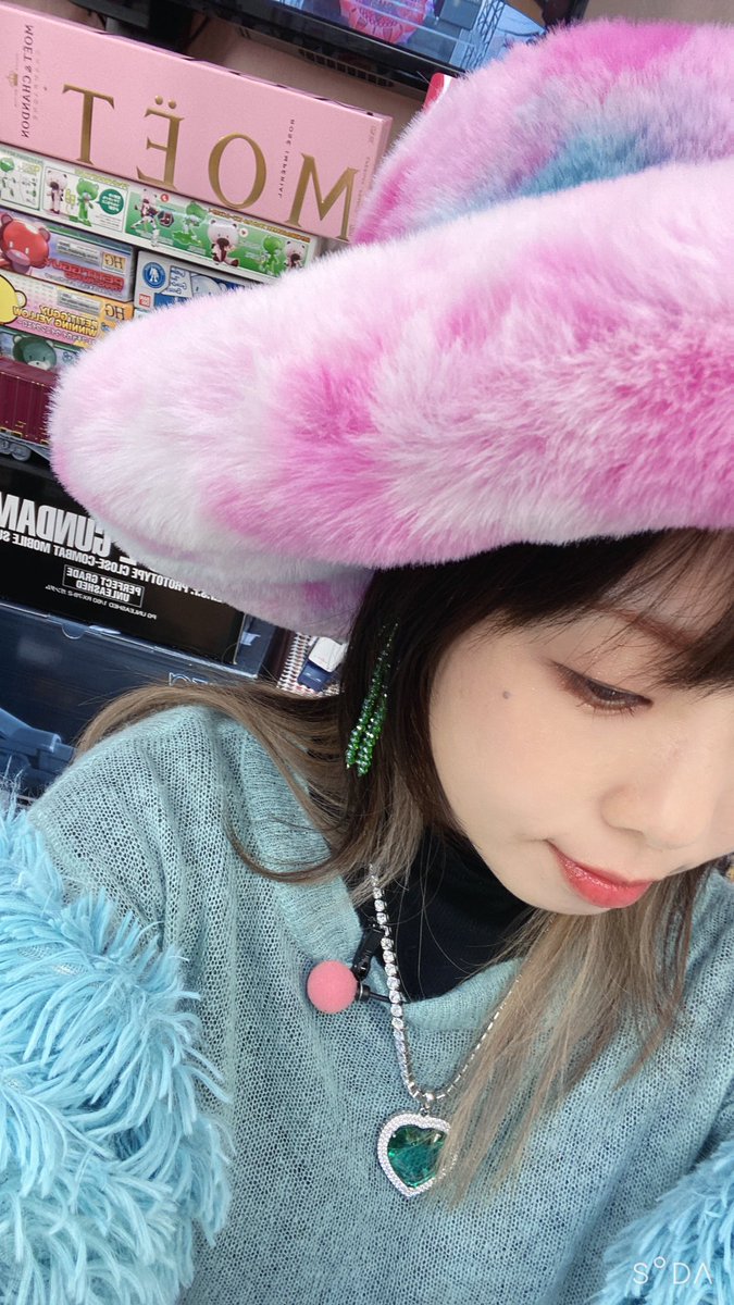 0325peko's tweet photo. 久しぶりにあみみんに会えた🩵
今日の衣装さ、Pが『シャングリラフロンティア』に似てる！ってゆーから、どんな最新作アニメのヒロインかと思ったらさ、鳥だった。青い鳥。とりなの？わからないけど。どゆことよ。 https://t.co/ZB4YWRDoMh