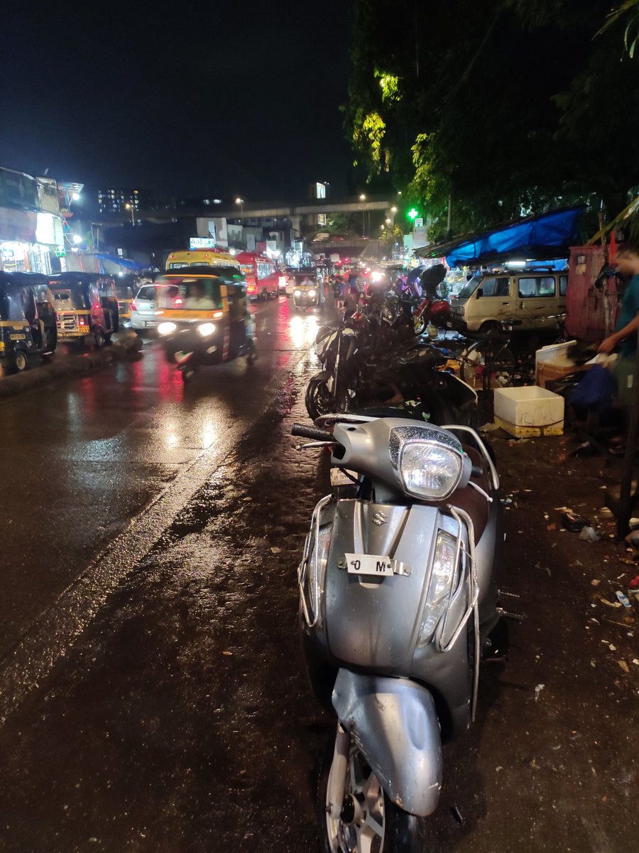 RSNaik05's tweet photo. @MTPHereToHelp only one person available to control the traffic at Andheri East, Pump House , Sahara Division https://t.co/OrcsjXaVso
