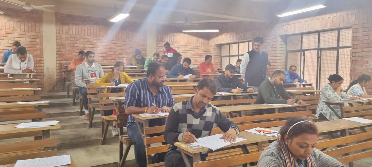 dswlkouniv's tweet photo. Hon'ble Vice Chancellor @profalokkumar visits the second campus during written examination for the position of Assistant Professor today https://t.co/a5gC0GTuoS