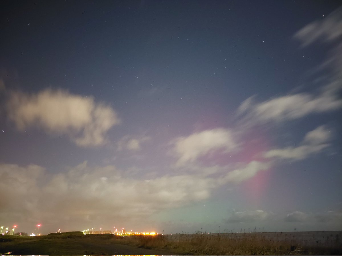 cvalenkamp's tweet photo. @Noorderlichtja1 Met mn mobiel gemaakt, dus geen fotografisch hoogstandje. Maar toch... 😊 @hetkuitjeoostoever https://t.co/l8zd4Uuq1s