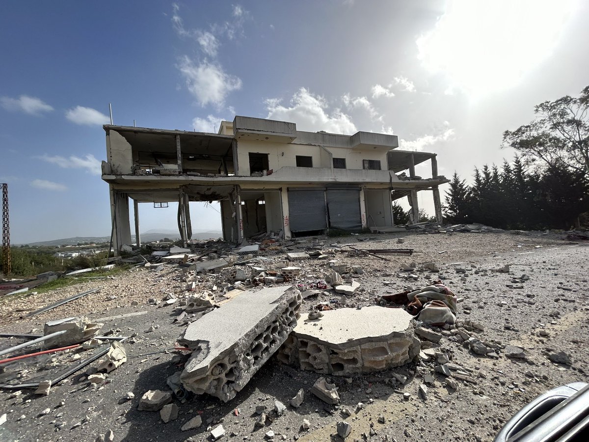 ArthurSarradin's tweet photo. 🇱🇧 Au Sud Liban, l’occasion pendant la trêve d’observer l’impact des frappes aériennes israéliennes sur les champs et les habitations de la région. https://t.co/xaE4kHXMq2