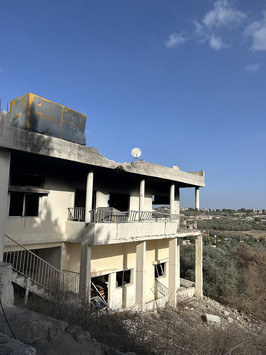 ArthurSarradin's tweet photo. 🇱🇧 Au Sud Liban, l’occasion pendant la trêve d’observer l’impact des frappes aériennes israéliennes sur les champs et les habitations de la région. https://t.co/xaE4kHXMq2