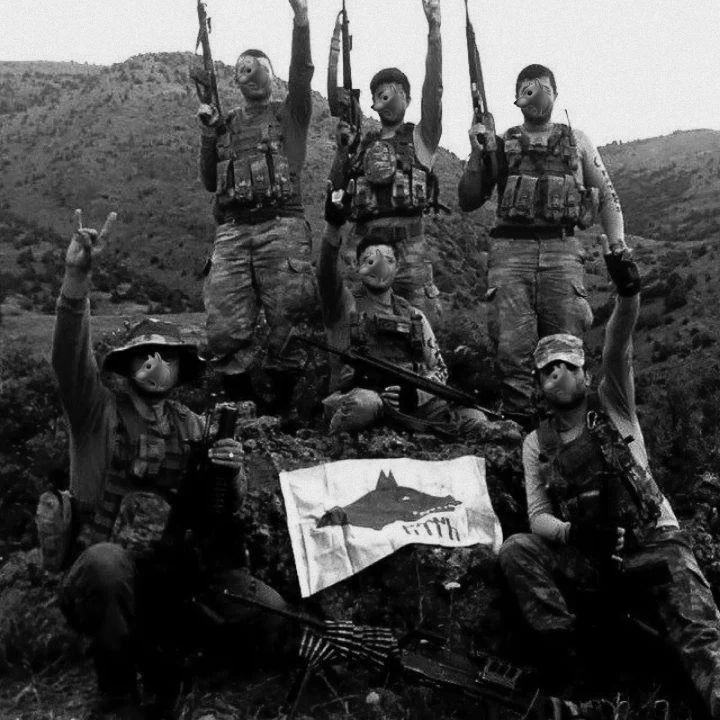 Ozerzx's tweet photo. Taş dağlar bile savaşların ateşinde eriyecek, ancak hiçbir ordu bizi dizlerimizin üstüne çöktüremeyecek. Ölürken bile yenilmedik. Adam olarak mezara gireceğiz. https://t.co/44YnxFMaej