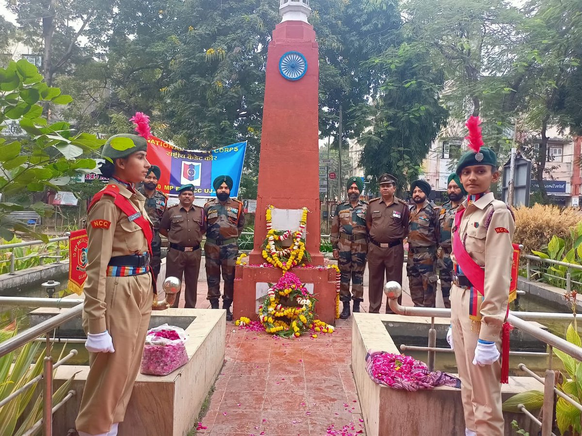 UjjainWarriors's tweet photo. @NccDteMPCG 
@NccIndore 
NCC DAY CELEBRATION 
Wreath Laying Ceremony by Cdts and PI staff  of 10 MP Bn NCC Ujjain at Shaheed Park Ujjain. https://t.co/K1hYExkwgI