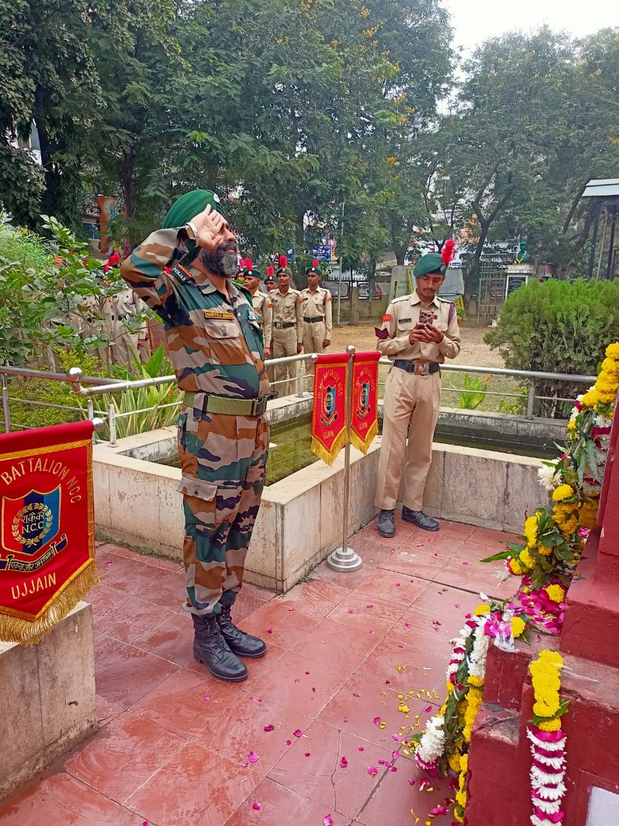 UjjainWarriors's tweet photo. @NccDteMPCG 
@NccIndore 
NCC DAY CELEBRATION 
Wreath Laying Ceremony by Cdts and PI staff  of 10 MP Bn NCC Ujjain at Shaheed Park Ujjain. https://t.co/K1hYExkwgI