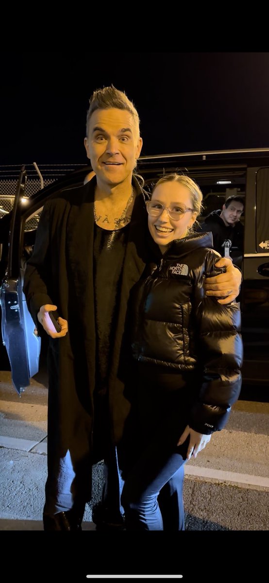 charlixolivia's tweet photo. angel 🤍 @robbiewilliams https://t.co/OHEeY8PCxm