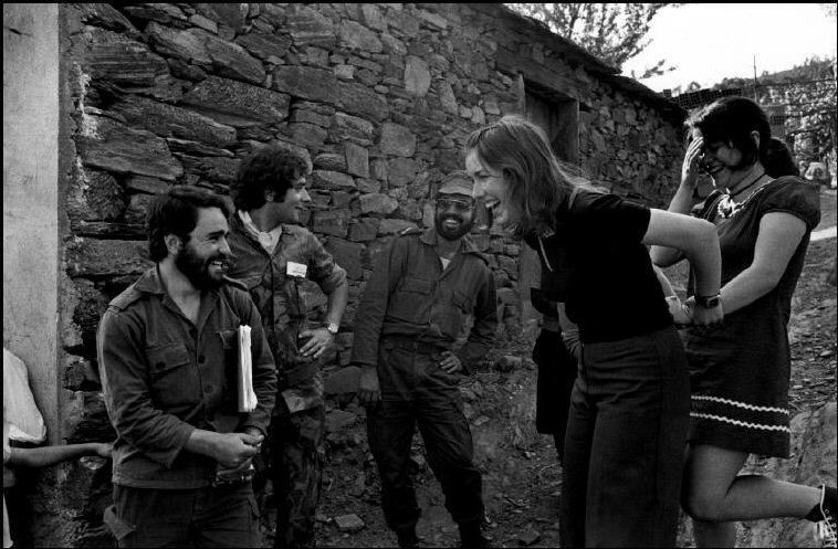 Convívio em Castro Daire durante uma campanha de ação cultural e cívica, em maio de 1975.

[📸 Guy Le Querrec]

#PortugalRural