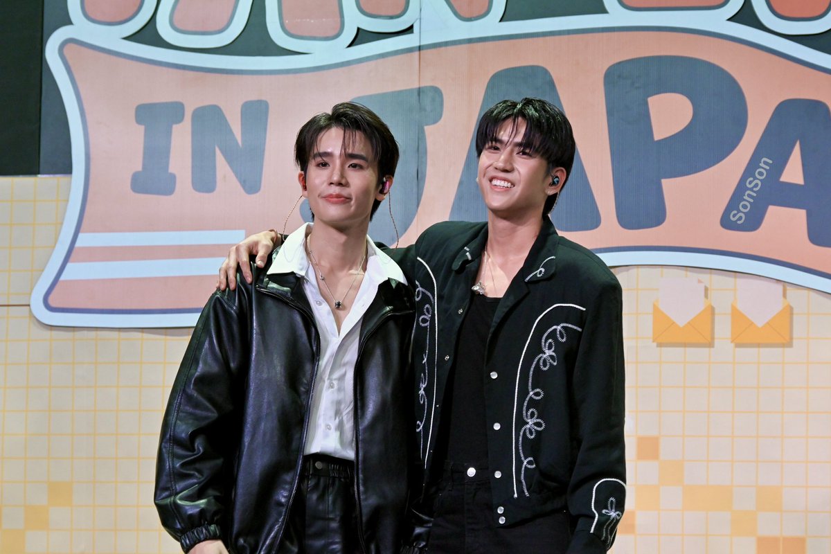 ExMxS1252's tweet photo. JimmySea💜🩵
2枚目のガン見👀笑
#FANEVENTXJSDAY2
#FanEventInTokyoxJDJS
#jimmyyjp #sea_tawinan
#JimmySea #จิมมี่ซี https://t.co/yUtrQQsl6h