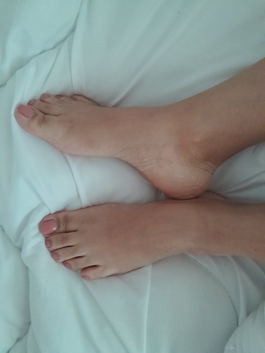 Ariasexyfeet's tweet photo. Para mis amores en cama esperando por ti😈👅RT💋https://t.co/1WHMZV67Zh @latinfeet @footfetishindia @wantgirlsfeet @feetworship78 @feetfinder @Feetopia @Maturefootlover  @AmateurMilfs3 @Adorapies
@fetishpies @FootFetishUP @Venezuelapies @GustavoR_IM @piesfh2 @feetandsoles5 https://t.co/SE9KIGyrZw