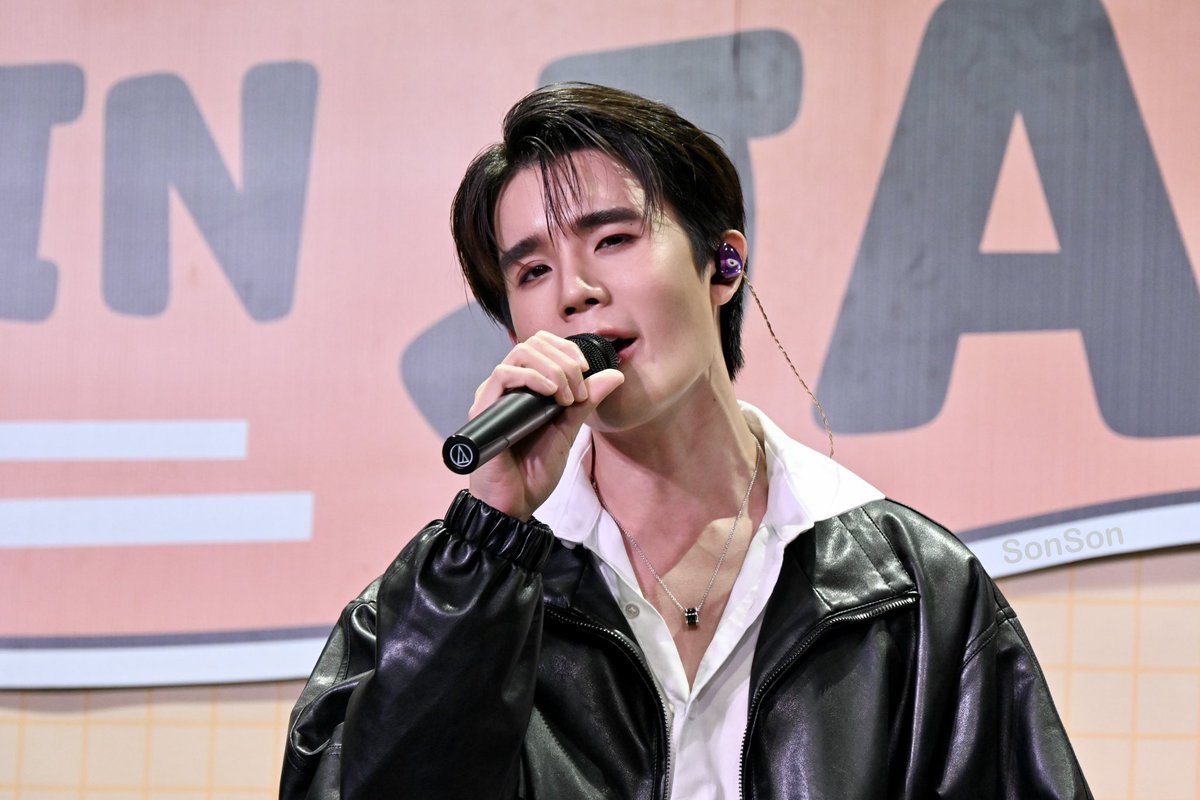 ExMxS1252's tweet photo. おじむ💜①
きゃわ😉🤟🏻
#FANEVENTXJSDAY2
#FanEventInTokyoxJDJS
#jimmyyjp
#JimmySea #จิมมี่ซี https://t.co/NCYE8qokXY