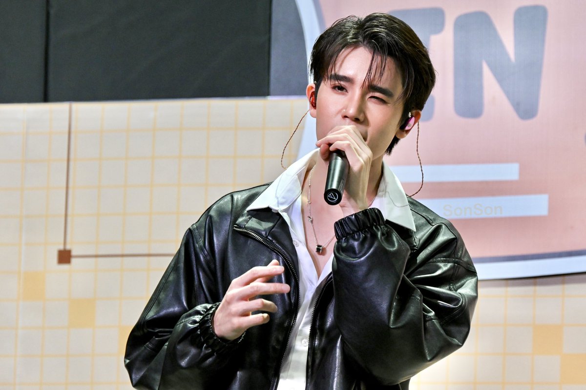 ExMxS1252's tweet photo. おじむ💜②
3枚目のアングル🫠🫠
#FANEVENTXJSDAY2
#FanEventInTokyoxJDJS
#jimmyyjp
#JimmySea #จิมมี่ซี https://t.co/VCMvegBVxo