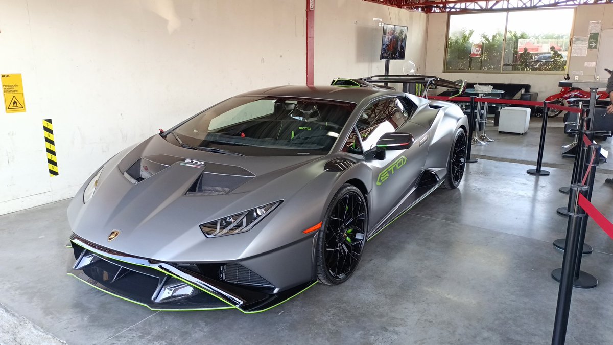 En cars and coffee autódromo internacional de Codegua