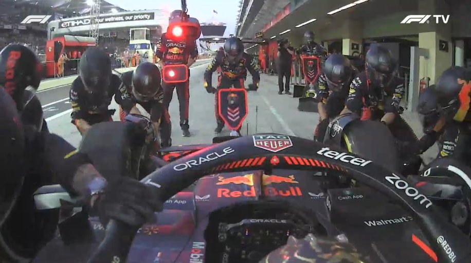 Aan het einde van ronde 16 duikt Max Verstappen de pits in voor zijn eerste pitstop in deze race, hij switcht naar een set harde banden #AbuDhabiGP #F1 #MaxVerstappen