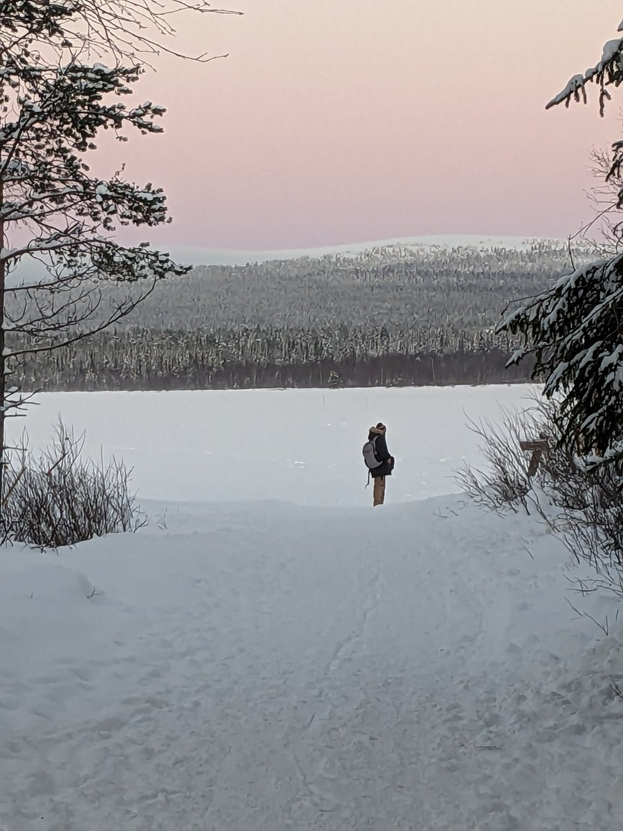EscapeToLapland's tweet photo. Admiring the moon rising over Äkäslompolo lake.  
#winterscene
#Finland https://t.co/a1qOdCCMWB