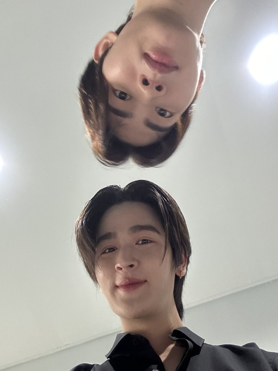 yoonpsn's tweet photo. แฮ่ ! หนุ่มจบใหม่ ยินดีด้วยนะจ้ะ @mytonsrn https://t.co/ntYSkCa5E0