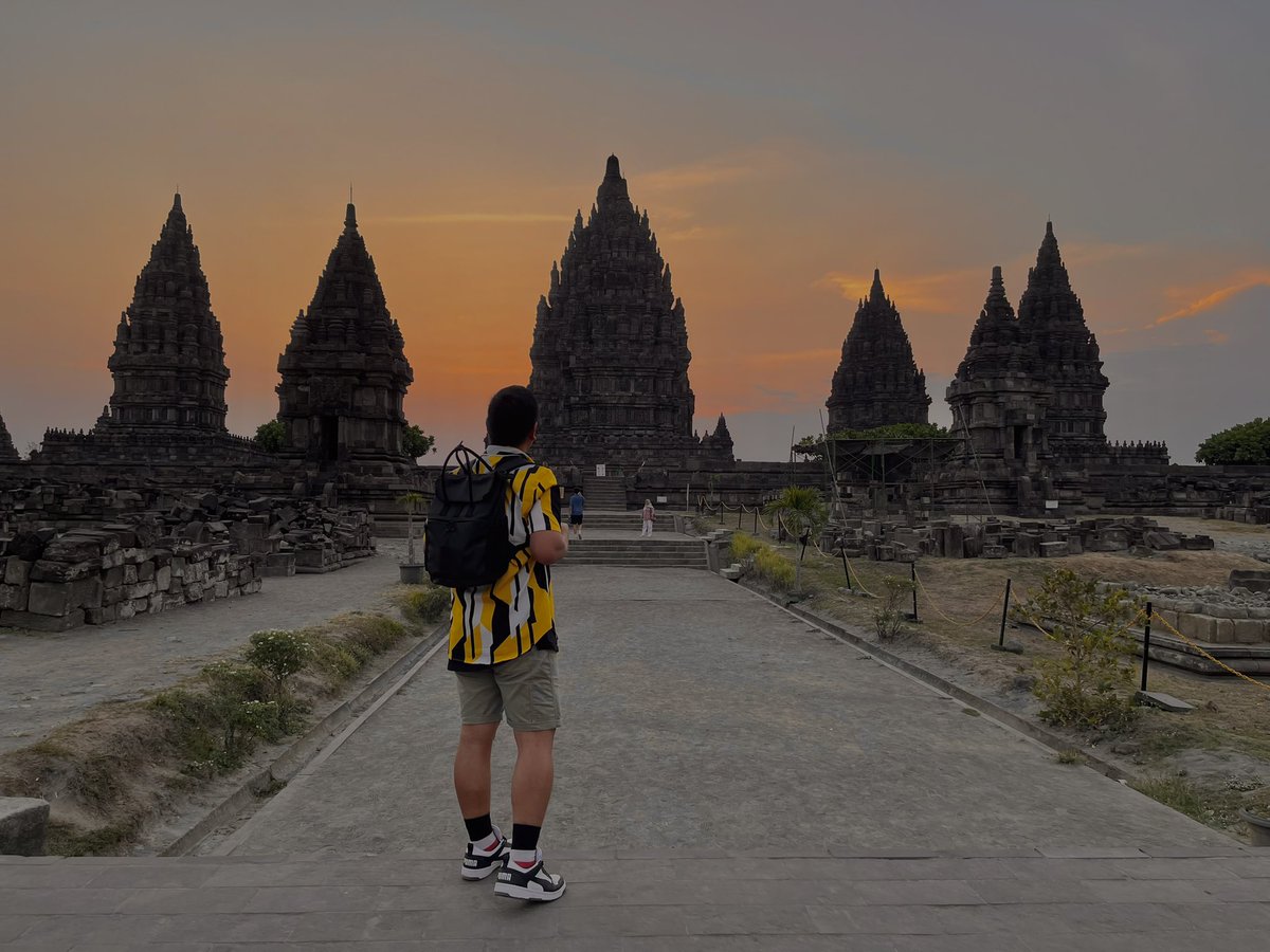 jobeetweets's tweet photo. Sunset hits differently in Prambanan temple.🌅🛕🧡 #Indonesia #sunset #prambanantemple #travel https://t.co/iI7S2yS1YG