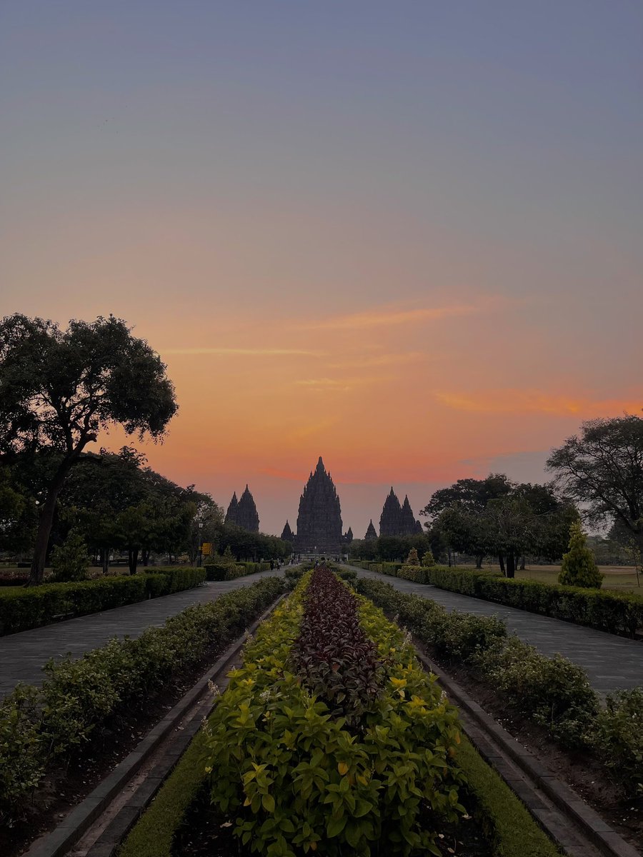 jobeetweets's tweet photo. Sunset hits differently in Prambanan temple.🌅🛕🧡 #Indonesia #sunset #prambanantemple #travel https://t.co/iI7S2yS1YG