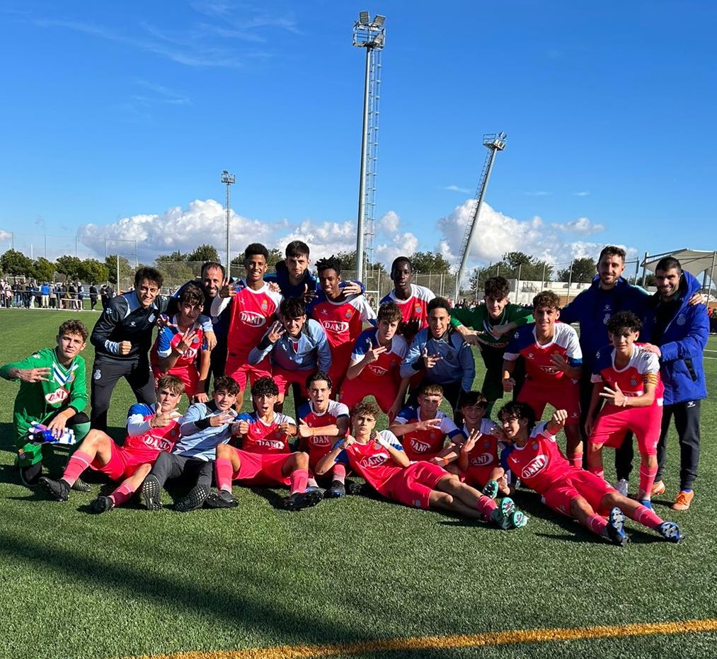 🥳 El Cadet B, campió de la Surf Cup!!!
Victòria a la final per 3 a 0. No hem rebut cap gol en tot el torneig. 
💙 Enhorabona, pericos!
#RCDE | #La21