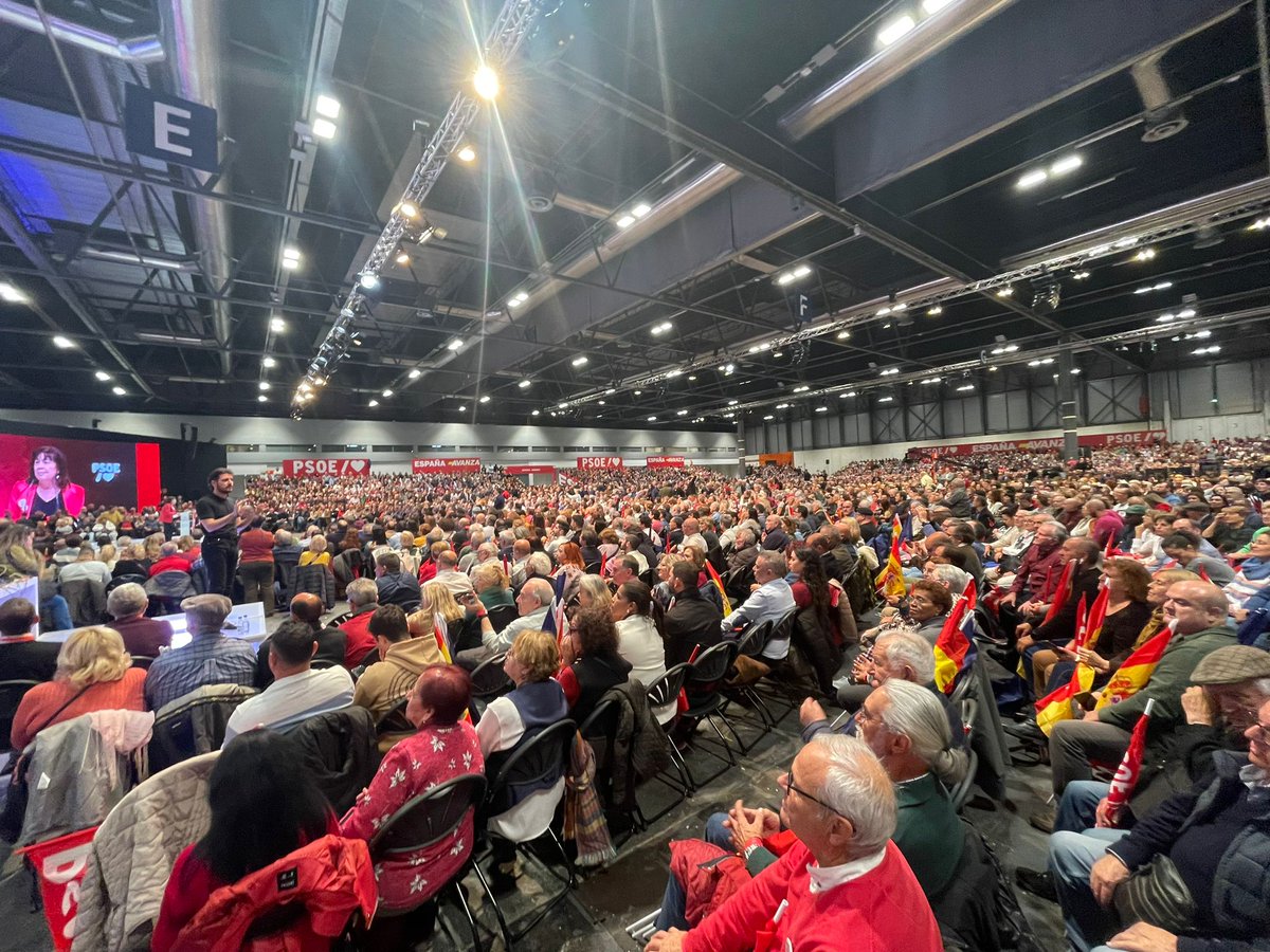 patxilopez's tweet photo. ¡Que honor es ver a socialistas de toda España movilizados y comprometidos con el presidente @sanchezcastejon! Nos han amenazado, insultado y calumniado, pero aquí seguimos, orgullosos de nuestra historia y de nuestro trabajo.

Por cuatro años más de progreso, equidad y avances sociales. ¡Adelante!🌹

#EspañaAvanza
