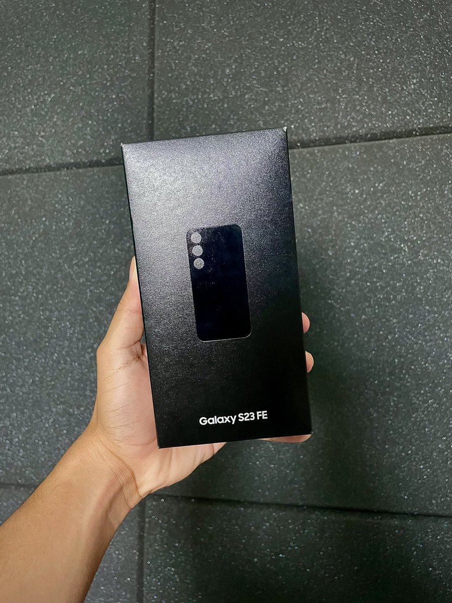 O monstro chegou! Galaxy S23 FE com toda a sua lindeza mais linda 

O que vocês querem saber sobre ele? 

#Samsung #Galaxy <a href="/SamsungBrasil/">Samsung Brasil</a>