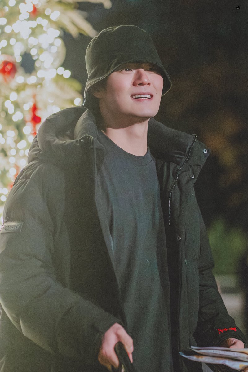dear_kyungsoo_'s tweet photo. 2023년 11월 16일        
<뮤지컬 벤허> 퇴근 인사               

#서경수 • 𝑴𝑬𝑺𝑺𝑨𝑳𝑨       
— 11월에 만난 크리스마스 요정 🎄 https://t.co/4XFMXjQF00