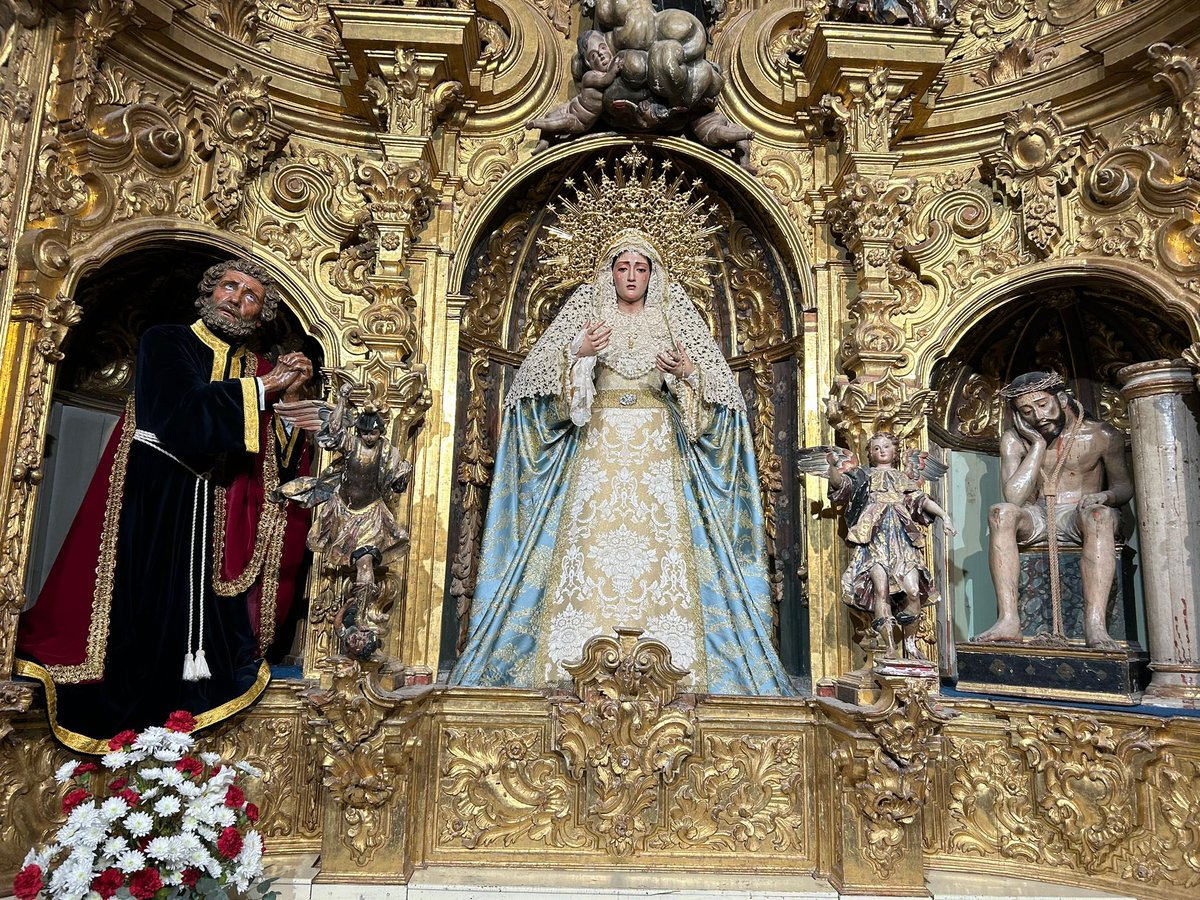 HdadDeSanPedro's tweet photo. La Virgen de los Dolores queda ataviada para la festividad de la Inmaculada.
Cuerpo, manga y saya brocado blanco sobre fondo oro. Cinturón de ganchillo de hilo de oro, manto celeste de brocado de oro forrado de raso celeste, pañuelo tipo blonda de hilo beige y diadema dorada. https://t.co/FlkVhSBbfU