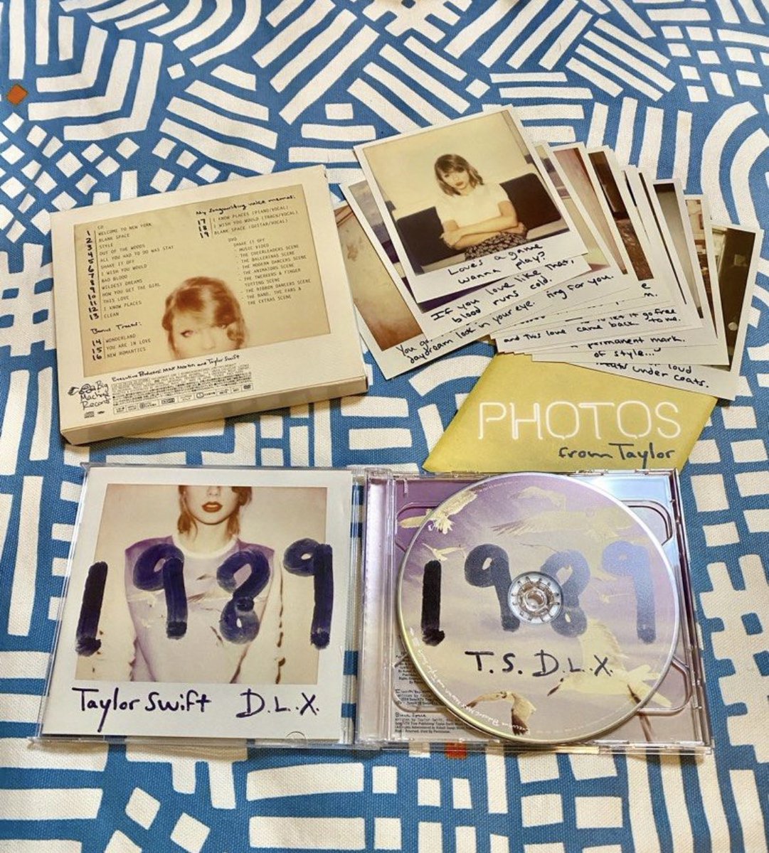 Japan version punya #1989taylorswift CD siap ada polaroid? Menariknya ❤️

Bukan gambar saya.